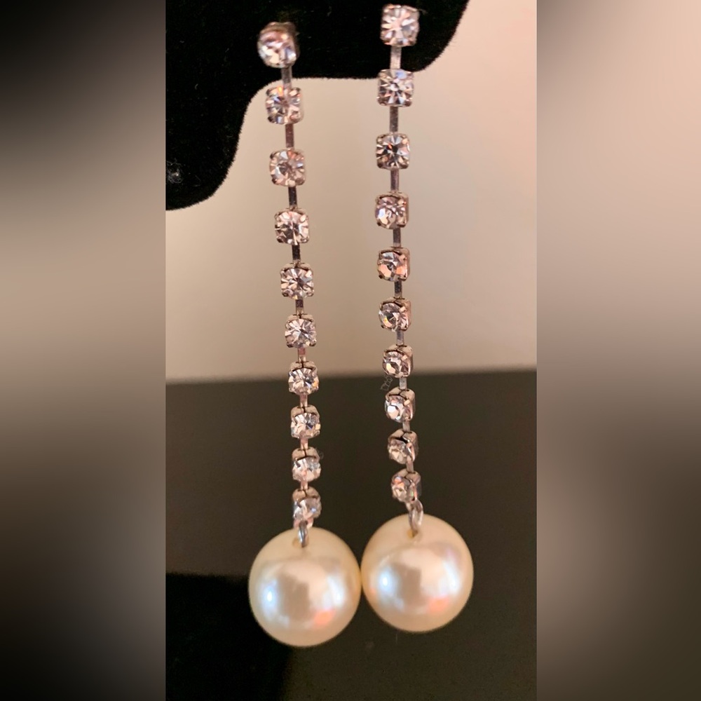 Set of Six Pairs of Elegant Assorted Earrings🩷.No missing rhinestones or beads. - Picture 6 of 7